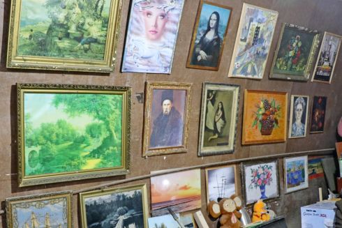 Комунальник із Чернігова облаштував галерею зі знайдених на смітнику картин