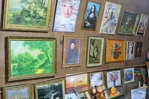 Коммунальщик из Чернигова обустроил галерею из найденных на помойке картин