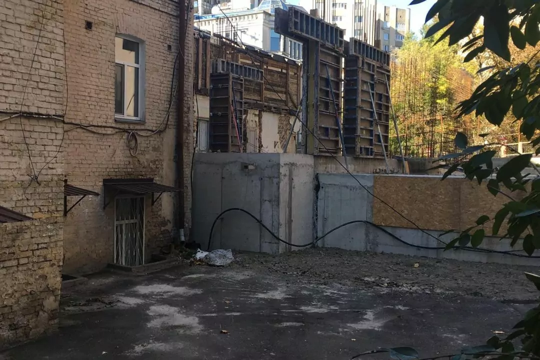 На Тургенєвській забудовник поновив будівництво ЖК на місці історичного будинку під час обстрілів Києва