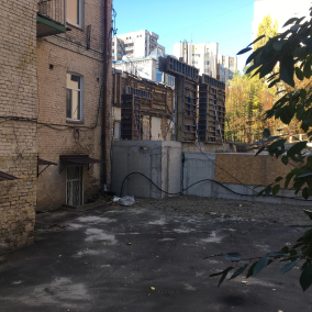 На Тургенєвській забудовник поновив будівництво ЖК на місці історичного будинку під час обстрілів Києва