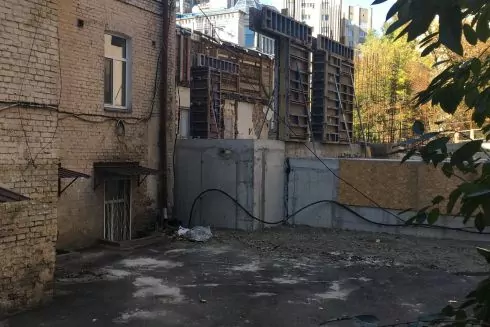 На Тургенєвській забудовник поновив будівництво ЖК на місці історичного будинку під час обстрілів Києва