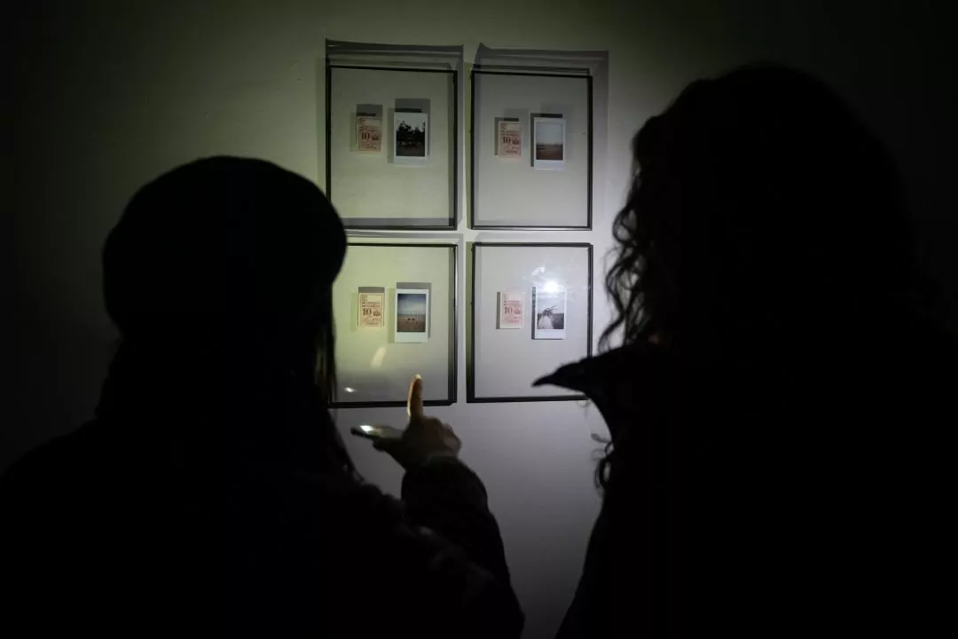 У київській Dymchuk Gallery відкрили виставку без світла. Відвідувачі підсвічували експонати ліхтариками