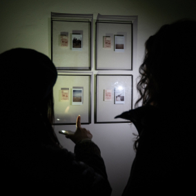 У київській Dymchuk Gallery відкрили виставку без світла. Відвідувачі підсвічували експонати ліхтариками