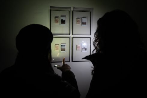 В киевской Dymchuk Gallery открыли выставку без света. Посетители подсвечивали экспонаты фонариками