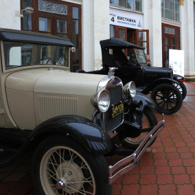На ВДНГ відкрилася виставка ретроавтомобілів, які врятували з території харківського Екопарку