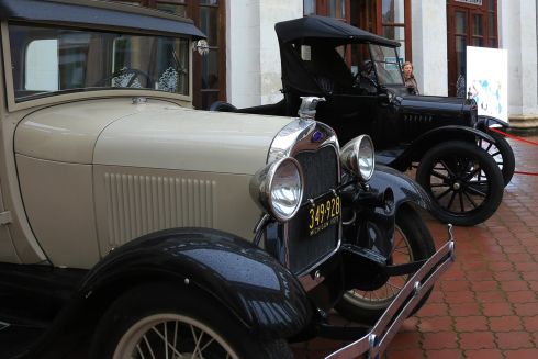 На ВДНГ відкрилася виставка ретроавтомобілів, які врятували з території харківського Екопарку