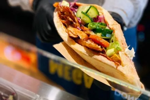 На Бессарабке открыли новую точку с шаурмой и денерами D&D Berlin