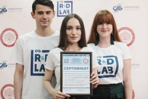 Студенты из Харькова создали тротуарную плитку, которая светится ночью