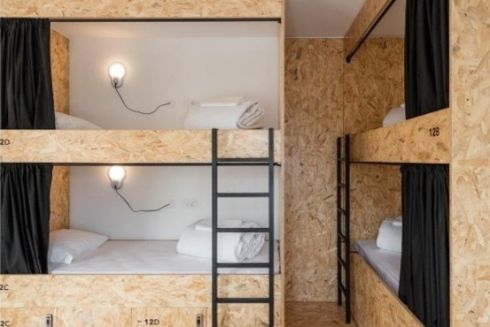 Смотрите, как во Львове волонтеры отремонтировали общежитие для семей работников Рубежанской чулочной мануфактуры