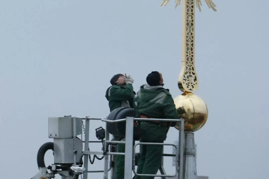 На Софийском соборе восстановили упавший незадолго до вторжения крест