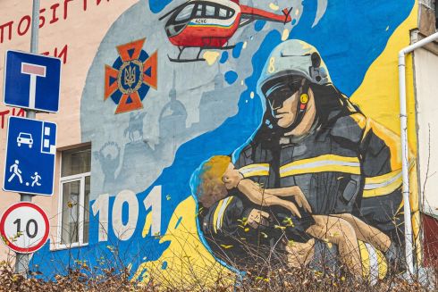 Фото. У Києві відкрили мурал, присвячений рятувальникам