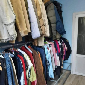 В Буче заработает «Банк одежды»: кто сможет получить вещи
