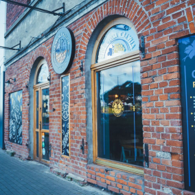 У Кракові переселенці з України відкривають благодійний ресторан «Червона калина»