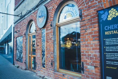 У Кракові переселенці з України відкривають благодійний ресторан «Червона калина»