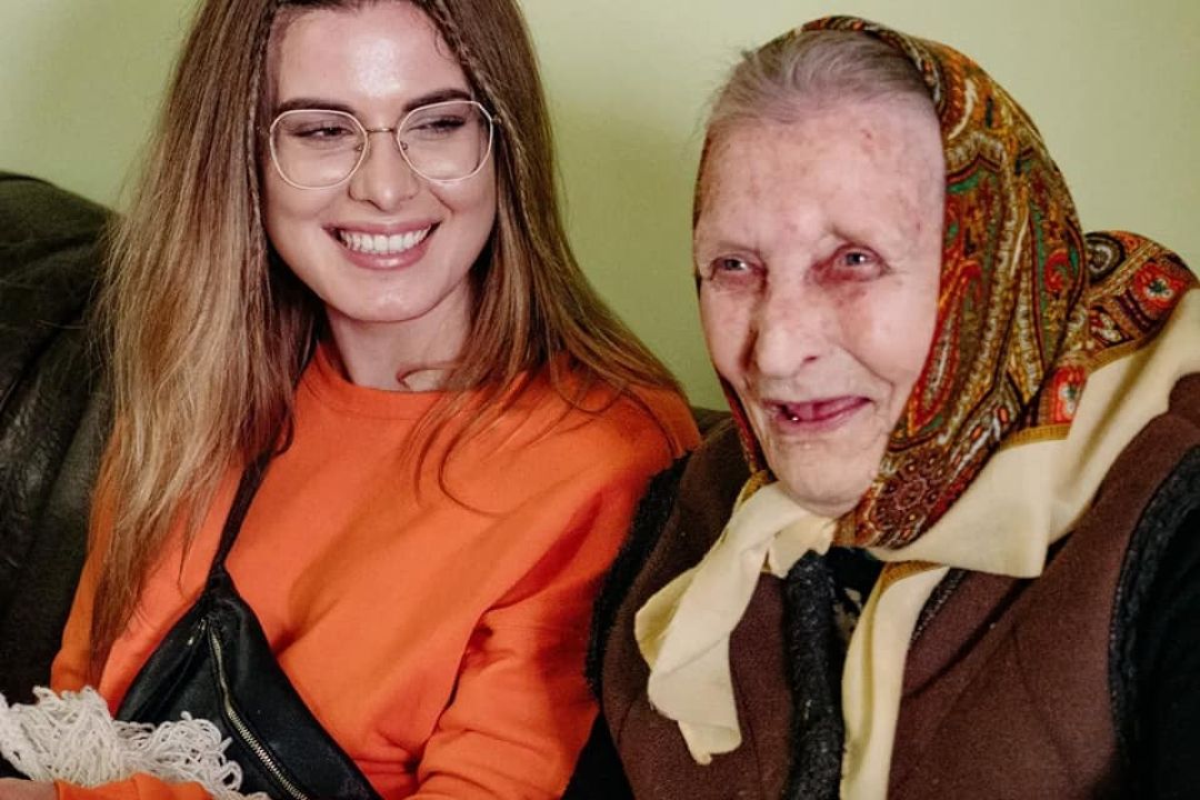 Килимок, як у бабці: Як фонд "Юлині бабусі" робить крафтові килимки і допомагає літнім людям