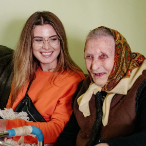 Килимок, як у бабці: Як фонд "Юлині бабусі" робить крафтові килимки і допомагає літнім людям