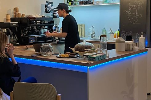 Біля Індустріального мосту відкрили кав'ярню «Кофі-шоп» з безлімітною фільтр-кавою