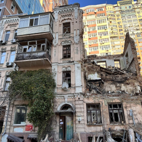 На місці пошкодженого дроном будинку на Жилянській КМДА пропонує облаштувати сквер