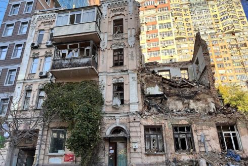 На месте поврежденного дроном дома на Жилянской КГГА предлагает обустроить сквер