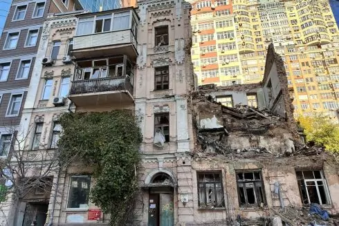 На месте поврежденного дроном дома на Жилянской КГГА предлагает обустроить сквер