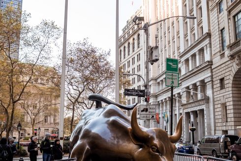 У Нью-Йорку UAnimals розмістили скульптуру російської ракети біля статуї розлюченого бика. Що це за акція