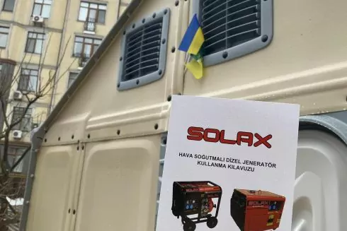 У Бучі сусіди багатоповерхівки власноруч облаштували пункт обігріву: фото