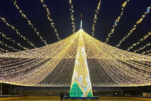 Возле ТРЦ Blockbuster Mall открыли каток с елкой, фотозоной и фудкортом