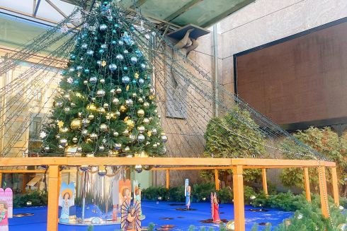 Біля Музею історії Києва встановили мінікопію новорічної ялинки