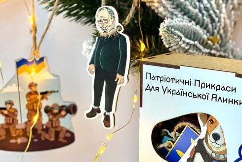 Новогодние подарки от украинских брендов: Где искать патриотические украшения на елку, керамику и свечи