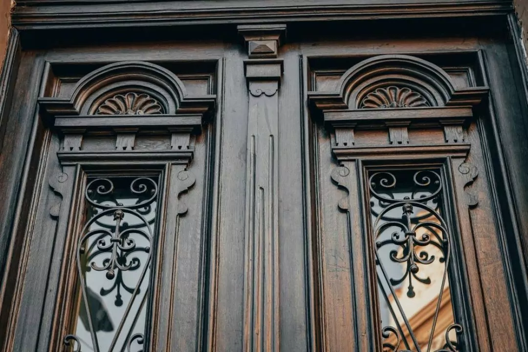 У Львові відновили історичні двері на вулиці Саксаганського висотою 4 метри: фото