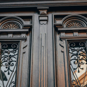 У Львові відновили історичні двері на вулиці Саксаганського висотою 4 метри: фото