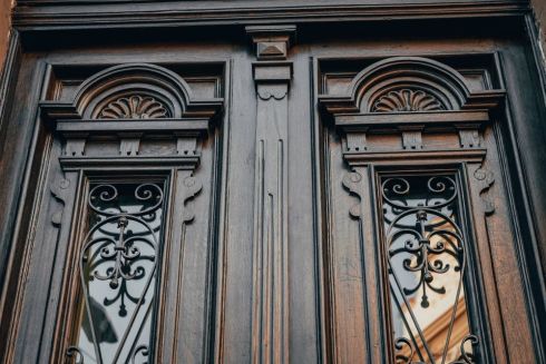 Во Львове восстановили двери на улице Саксаганского высотой более 4 метров: фото