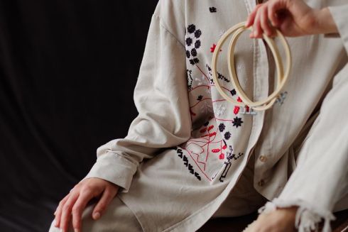 Бренд Odarka створив набір для вишивання сучасних етносорочок