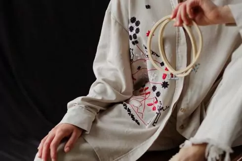 Бренд Odarka создал набор для вышивания современных этносорочек