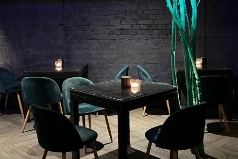 На Подолі харків'яни відкрили бар «Божевільний»