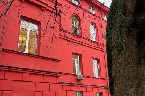 Красный корпус университета Шевченко был восстановлен после обстрелов: фото до и после