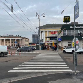 "Вносим в ноль": В Киеве убирают бордюры для безбарьерного передвижения