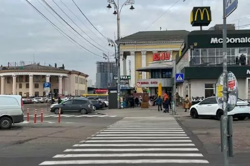 "Вносим в ноль": В Киеве убирают бордюры для безбарьерного передвижения