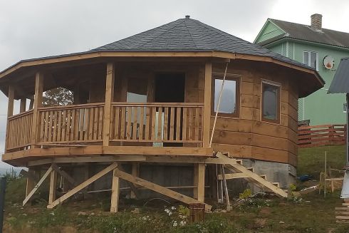 Винничанин возводит деревянные дома за 72 часа по авторской технологии: видео