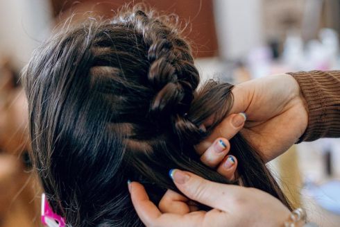 Как бьюти-волонтеры ездят в экспедиции по деоккупированным территориям, чтобы делать бесплатные стрижки и маникюр