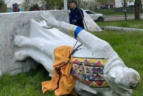 На Львівщині демонтували два пам’ятники радянської доби