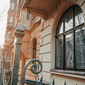 В історичному будинку Львова замінили металопластикові вікна на дерев'яні: фото
