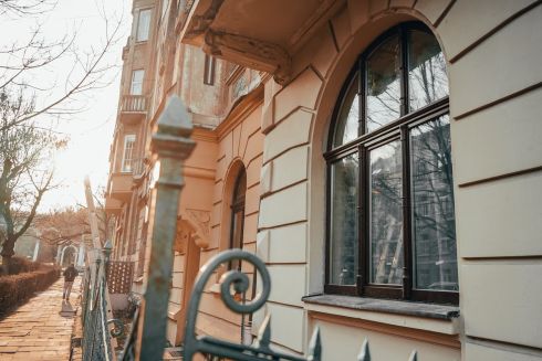В історичному будинку Львова замінили металопластикові вікна на дерев'яні: фото