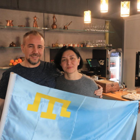 Подружжя кримських татар відкрило заклад Krym навпроти російського посольства у Варшаві