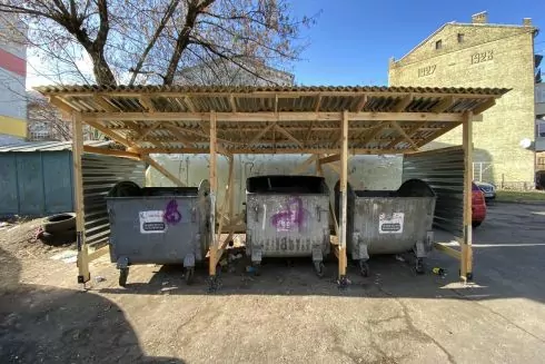Як встановити накриття для смітників у своєму дворі: Інструкція