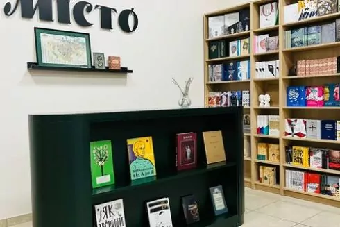 Біля Арсенальної відкрилась арт-книгарня &laquo;Місто&raquo; з мозаїчним панно та корнером з вінілом