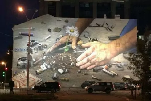 У Києві почали підсвічувати мурали