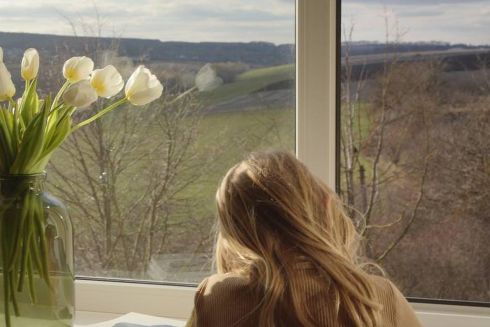 На Хмельниччині волонтери реконструюють закинуту будівлю під житло для переселенців. Дивіться фото