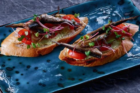 Новий рибний ресторан на бульварі Лесі Українки NeRest з чебуреками з лососем та бургерами з крабом