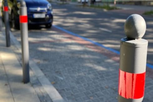 У Львові облаштовують понад 300 антипаркувальних стовпчиків